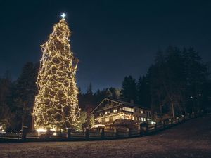 Ja, der Baum ist echt – an fünf Terminen im November und Dezember 2021 erleben Besucher den stimmungsvollen Adventzauber in St. Anton am Arlberg, Österreich Ja, der Baum ist echt – an fünf Terminen im November und Dezember 2021 erleben Besucher den stimmungsvollen Adventzauber in St. Anton am Arlberg, Österreich