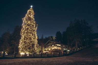 Ja, der Baum ist echt – an fünf Terminen im November und Dezember 2021 erleben Besucher den stimmungsvollen Adventzauber in St. Anton am Arlberg, Österreich
