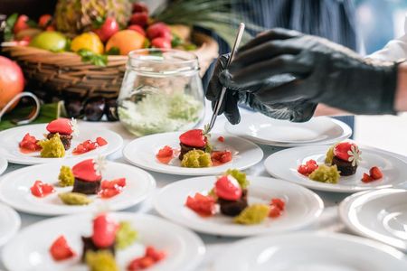 Oberbayerns kulinarischer Sommerhit – beim „Food-Festival“ am 30. Juli 2022 im Hotel Vier Jahreszeiten Starnberg probieren sich Feinschmecker durch rund 20 verschiedene Geschmacksstationen