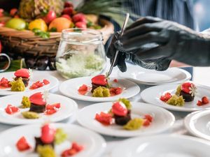 Oberbayerns kulinarischer Sommerhit – beim „Food-Festival“ am 30. Juli 2022 im Hotel Vier Jahreszeiten Starnberg probieren sich Feinschmecker durch rund 20 verschiedene Geschmacksstationen Oberbayerns kulinarischer Sommerhit – beim „Food-Festival“ am 30. Juli 2022 im Hotel Vier Jahreszeiten Starnberg probieren sich Feinschmecker durch rund 20 verschiedene Geschmacksstationen
