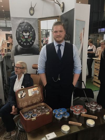 Pomadenmanufaktur Pompys-Pomade aus Karlsruhe mit Gruender Henry Scharm
