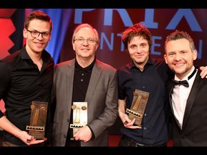 Die Prix Pantheon Preistraeger 2019 sind Olli Dittrich, Martin Frank und Lennart Schilgen mit Moderator Tobias Mann Die Prix Pantheon Preistraeger 2019 sind Olli Dittrich, Martin Frank und Lennart Schilgen mit Moderator Tobias Mann
