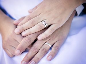 Der Ring ist das Symbol für Treue, Liebe und Zusammengehörigkeit, das ein Leben lang halten wird Der Ring ist das Symbol für Treue, Liebe und Zusammengehörigkeit, das ein Leben lang halten wird