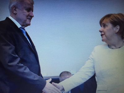 Die Frage bleibt, wer verabschiedet sich zuerst, Angela Merkel oder Horst Seehofer. Nur die Angst vor Neuwahlen haelt sie noch zusammen