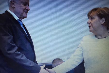 Die Frage bleibt, wer verabschiedet sich zuerst, Angela Merkel oder Horst Seehofer. Nur die Angst vor Neuwahlen haelt sie noch zusammen
