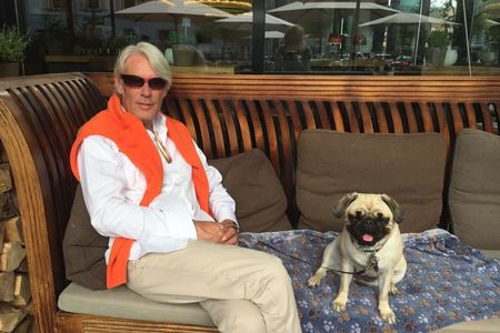 Auch Gottfried Boehmer von der GFDK macht jetzt nur noch Home-Office, darueber freut sich der Mops Adele