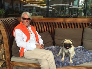 Auch Gottfried Boehmer von der GFDK macht jetzt nur noch Home-Office, darueber freut sich der Mops Adele Auch Gottfried Boehmer von der GFDK macht jetzt nur noch Home-Office, darueber freut sich der Mops Adele