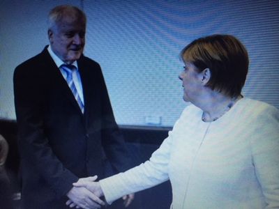 Am 14. Oktober in Bayern und am 28. Oktober in Hessen werden die Wuerfel für Angela Merkel und Horst Seehofer fallen