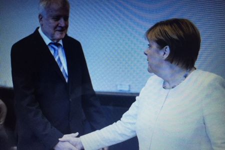 Am 14. Oktober in Bayern und am 28. Oktober in Hessen werden die Wuerfel für Angela Merkel und Horst Seehofer fallen
