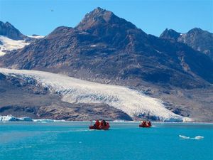 Mit Motorbooten brechen Hauser-Gaeste zum kalbenden Knud-Rasmussen-Gletscher auf, benannt nach Groenlands beruehmten Polarforscher Mit Motorbooten brechen Hauser-Gaeste zum kalbenden Knud-Rasmussen-Gletscher auf, benannt nach Groenlands beruehmten Polarforscher