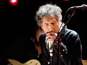 Zwölf Jahre lang hat Bob Dylan an diesem Buch "Die Philosophie des modernen Songs" gearbeitet Zwölf Jahre lang hat Bob Dylan an diesem Buch "Die Philosophie des modernen Songs "gearbeitet
