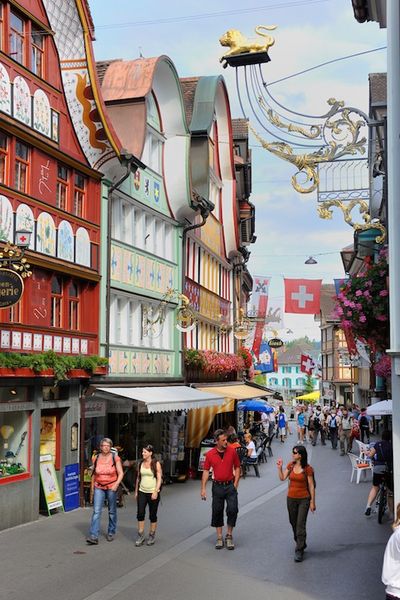 Wanderer in Appenzeller Ortschaft