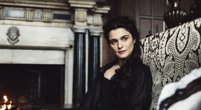 THE FAVOURITE – INTRIGEN UND IRRSINN, ein Politpoker mit ausschließlich weiblichen Spielern. Maenner, sind nur hoefisches Dekor