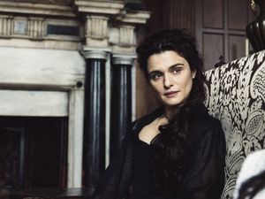 THE FAVOURITE – INTRIGEN UND IRRSINN, ein Politpoker mit ausschließlich weiblichen Spielern. Maenner, sind nur hoefisches Dekor