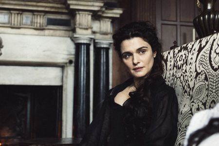 THE FAVOURITE – INTRIGEN UND IRRSINN, ein Politpoker mit ausschließlich weiblichen Spielern. Maenner, sind nur hoefisches Dekor