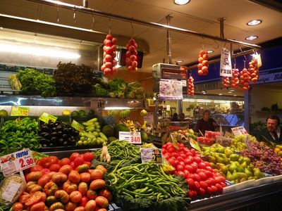 Einheimische schätzen die riesige Auswahl an Gemüse, Obst, Fisch und Fleisch auf dem Mercat de l’Olivar, Palma-Besucher schlemmen sich durch die Food-Stände der mallorquinischen Markthalle