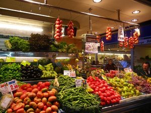 Einheimische schätzen die riesige Auswahl an Gemüse, Obst, Fisch und Fleisch auf dem Mercat de l’Olivar, Palma-Besucher schlemmen sich durch die Food-Stände der mallorquinischen Markthalle Einheimische schätzen die riesige Auswahl an Gemüse, Obst, Fisch und Fleisch auf dem Mercat de l’Olivar, Palma-Besucher schlemmen sich durch die Food-Stände der mallorquinischen Markthalle