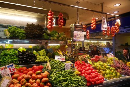 Einheimische schätzen die riesige Auswahl an Gemüse, Obst, Fisch und Fleisch auf dem Mercat de l’Olivar, Palma-Besucher schlemmen sich durch die Food-Stände der mallorquinischen Markthalle