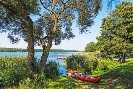 Von Liegewiesen über Sandstraende bis hin zum Strandbad mit Abenteuerspielplatz – so vielfaeltig sind die Badestellen in der Mecklenburgischen Seenplatte