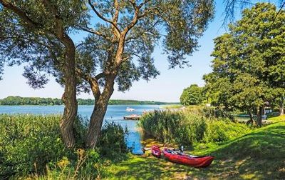 Von Liegewiesen über Sandstraende bis hin zum Strandbad mit Abenteuerspielplatz – so vielfaeltig sind die Badestellen in der Mecklenburgischen Seenplatte