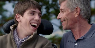 Film Mit ganzer Kraft Vater und Sohn lachen gemeinsam