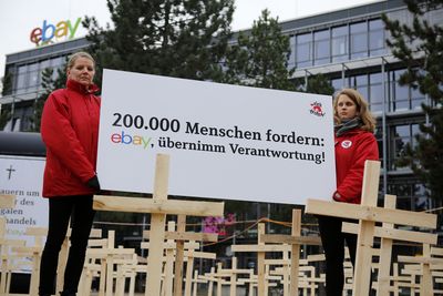 VIER PFOTEN uebergab 200.000 Unterschriften an eBay Kleinanzeigen