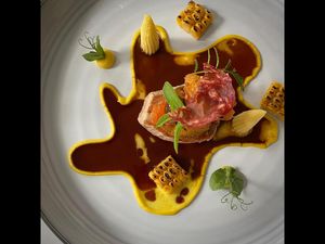 Delikater Hingucker aus Ibérico, Paprika, Mais und Focaccia im Januar und Februar 2021 praesentiert das Starnberger Gourmetrestaurant Aubergine seinen Gaesten das Best of der vergangenen zwoelf Monate Delikater Hingucker aus Ibérico, Paprika, Mais und Focaccia im Januar und Februar 2021 praesentiert das Starnberger Gourmetrestaurant Aubergine seinen Gaesten das Best of der vergangenen zwoelf Monate