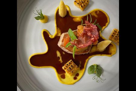 Delikater Hingucker aus Ibérico, Paprika, Mais und Focaccia im Januar und Februar 2021 praesentiert das Starnberger Gourmetrestaurant Aubergine seinen Gaesten das Best of der vergangenen zwoelf Monate