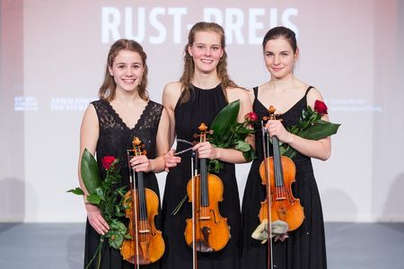 Junge Musikerinnen freuen sich über Meistergeige