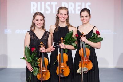Junge Musikerinnen freuen sich über Meistergeige