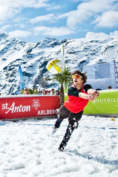 Beachfeeling am Berg auf dem Rendl oberhalb von St. Anton am Arlberg inTirol findet von 10. bis 12. April 2020 erneut das Finale der Snow Volleyball European Tour statt