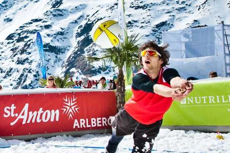 Beachfeeling am Berg auf dem Rendl oberhalb von St. Anton am Arlberg inTirol findet von 10. bis 12. April 2020 erneut das Finale der Snow Volleyball European Tour statt