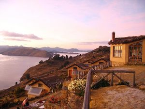 Mit Hauser Exkursionen auf die bolivianische Sonneninsel – die Anbauten der Bungalows von „La Estancia“ speichern Solarenergie und dienen als natürliche Heizung Mit Hauser Exkursionen auf die bolivianische Sonneninsel – die Anbauten der Bungalows von „La Estancia“ speichern Solarenergie und dienen als natürliche Heizung
