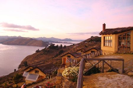 Mit Hauser Exkursionen auf die bolivianische Sonneninsel – die Anbauten der Bungalows von „La Estancia“ speichern Solarenergie und dienen als natürliche Heizung