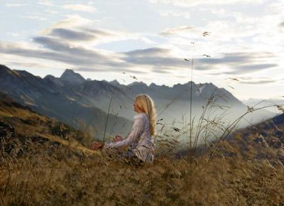 Mehrmals pro Woche zieht es Fitness Fans in St Anton zu den morgendlichen Yoga-Sessions