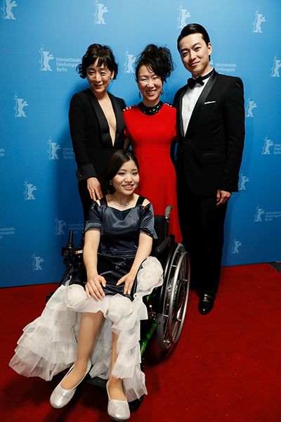 Die Gewinner des Panorama Publikums-Preises fuer den Besten Spielfilm: 37 Seconds. Misuzu Kanno, Mei Kayama, HIKARI, Shunsuke Daito
