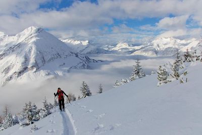 Im Tiroler Lechtal entdecken Gäste unter fachkundiger Anleitung alternative Wintersportarten und genießen dabei die Langsamkeit und Ruhe abseits der Piste