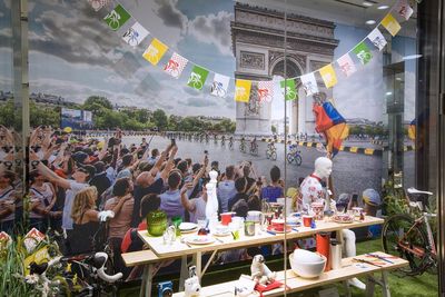 Noch ein Schaufenster in Duesseldorf zur Tour de France Bei Franzen heißt es Hauptsache Franzoesisch