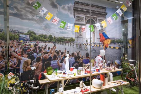 Noch ein Schaufenster in Duesseldorf zur Tour de France Bei Franzen heißt es Hauptsache Franzoesisch