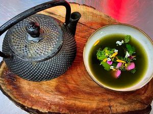 Detox in den eigenen vier Waenden mit der entgiftenden Gemuesebruehe zum Nachkochen aus dem Cal Reiet Holistic Retreat auf Mallorca Detox in den eigenen vier Waenden mit der entgiftenden Gemuesebruehe zum Nachkochen aus dem Cal Reiet Holistic Retreat auf Mallorca