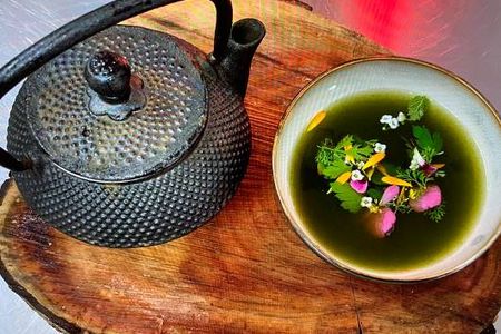 Detox in den eigenen vier Waenden mit der entgiftenden Gemuesebruehe zum Nachkochen aus dem Cal Reiet Holistic Retreat auf Mallorca