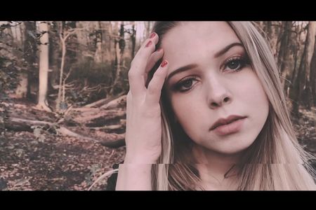Lieder über Herzschmerz und eine ganz besondere, klare Stimmfarbe - das sind KATI K‘s Markenzeichen