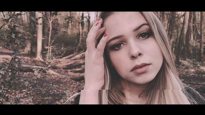 Lieder über Herzschmerz und eine ganz besondere, klare Stimmfarbe - das sind KATI K‘s Markenzeichen
