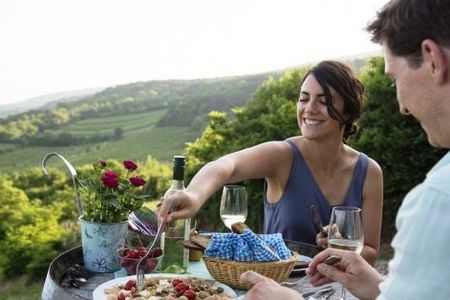 In der Thermenregion Wienerwald gibt es das ganze Jahr die Heurigen mit einer langen Weinbautradition