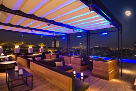 Cocktail-Bar, Café und Kunst-Galerie in einem: Mit der eben eröffneten The City Bar setzt das Grand Hotel Central einen neuen Glanzpunkt in der Gastro-Szene Barcelonas. Wo früher Bankkunden ein- und ausgingen, ist nun ein Ort der Begegnung und der Entspannung entstanden, elegant, lässig und unkompliziert zugleich. Die ehemaligen Bankräume des 1926 erbauten Gebäudes an der Ecke von Via Laietana und Pare Gallifa grenzen direkt an das Grand Hotel, dessen mondäner Stil bei der Gestaltung von The City Bar Pate stand.