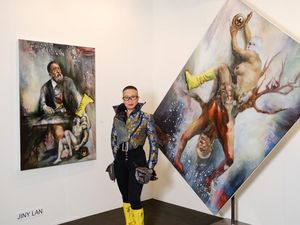 JINY LAN thematisiert in ihren Arbeiten u.a. die Auswirkungen der Zeitgeschichte auf private Biografien