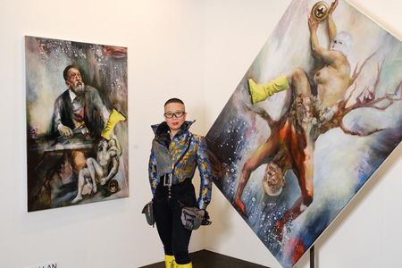 JINY LAN thematisiert in ihren Arbeiten u.a. die Auswirkungen der Zeitgeschichte auf private Biografien