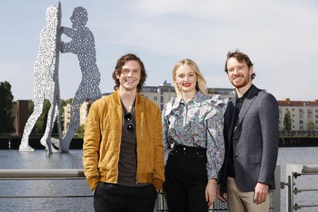 Evan Peters, Sophie Turner und Michael Fassbender in Berlin
