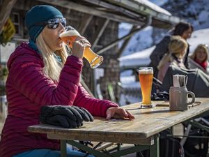 So gemütlich geht’s auf Bad Reichenhalls Hütten im Winter zu. Und auch in den Hotels der oberbayerischen Kurstadt ist Entspannung angesagt, vor allem für den Geldbeutel der Gäste So gemütlich geht’s auf Bad Reichenhalls Hütten im Winter zu. Und auch in den Hotels der oberbayerischen Kurstadt ist Entspannung angesagt, vor allem für den Geldbeutel der Gäste