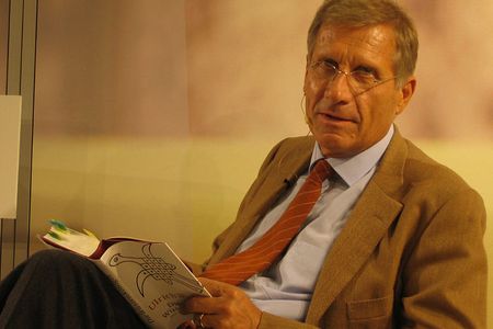 am 02. Dezember feiert Ulrich Wickert seinen 70. Geburtstag. Aus den vergangenen Jahrzehnten seines Lebens erzählt er in seinem neuen Buch Neugier und Übermut: Eine Arbeitsbiographie in Geschichten über Menschen, denen Ulrich Wickert im Laufe der Jahre begegnet ist. Er berichtet von seinen Begegnungen mit Politikern aus aller Welt, vom Bruder des letzten Kaisers von China, vom Besuch der Peking-Oper mit Günter Grass, von Bundeskanzlern, Attentätern und Käsehändlern.